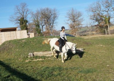 Entrainement d'une cavalière au centre équestre